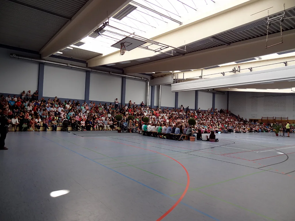 Blick durch die Halle auf die versammelten Familien.